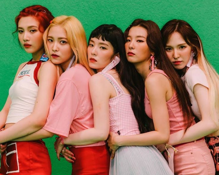 alt:"Red Velvet SM Entertainment tampil ceria dengan konsep dual image khas dalam balutan busana warna pink dan merah"